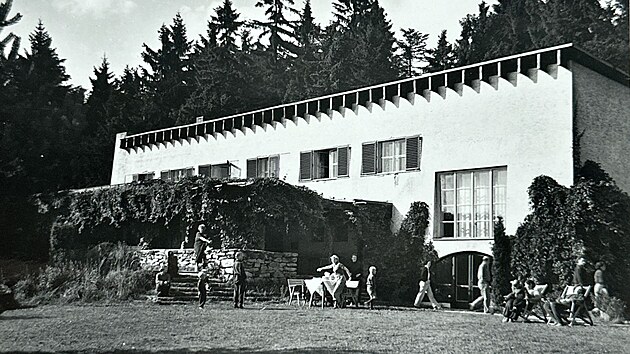 Stehl�kovi vybudovali na Medlov� letn� t�bor s centr�ln� budovou podle n�vrhu Aloise Wachsmana.