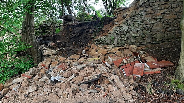 V Pacov se zítila ást zdi zámeckého parku. Padající kameny zasáhly dv...