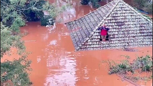 Lid v Brazlii ekaj na zchranu na stechch zaplavench dom