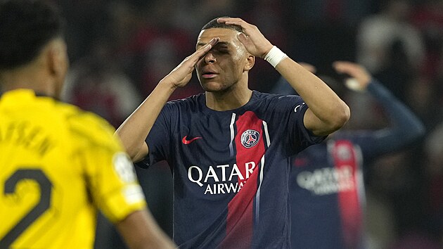 Zklamaný Kylian Mbappé z PSG po zápase Ligy mistr s Dortmundem.