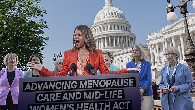O menopauze musme mluvit, burcela hereka Halle Berry ped Kapitolem