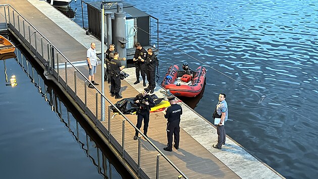 Policist vythli z Vltavy v Praze tlo utonulho mue (5. kvtna 2024)