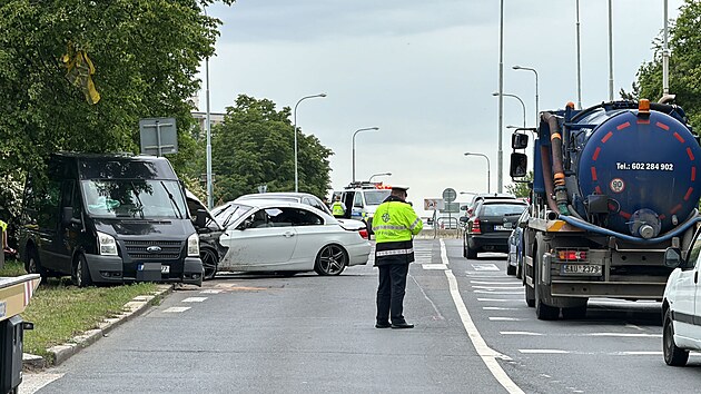 Dopravn nehoda t osobnch automobil v ulici Vstavn v Praze. (6. kvtna 2024)