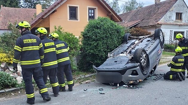 Hasii sledovali, jak dopadla zdka ped domem. Nikomu se natst nic vnho nestalo.