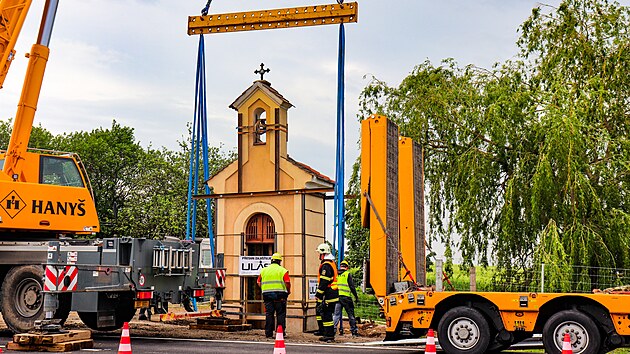 Pesun zpozdilo dkladnj ukotven, bylo teba navait dal chyty do vrchn sti sedmimetrov stavby.