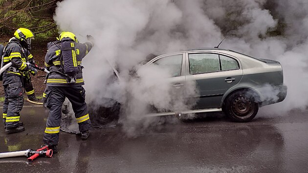 Plameny zashly motorovou st vozidla, pravdpodobnou pinou poru byla technick zvada na jeho palivov soustav. (7. kvtna 2024)