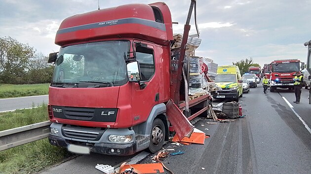 Dlnice D35 pobl Olomouce ve smru na Mohelnici uzavela nehoda kamionu a nkladnho vozu.