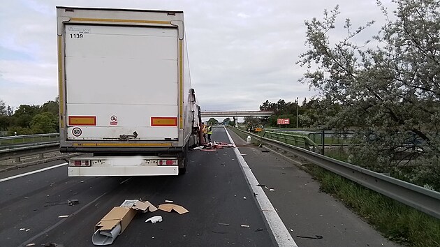 Dlnice D35 pobl Olomouce ve smru na Mohelnici uzavela nehoda kamionu a nkladnho vozu.