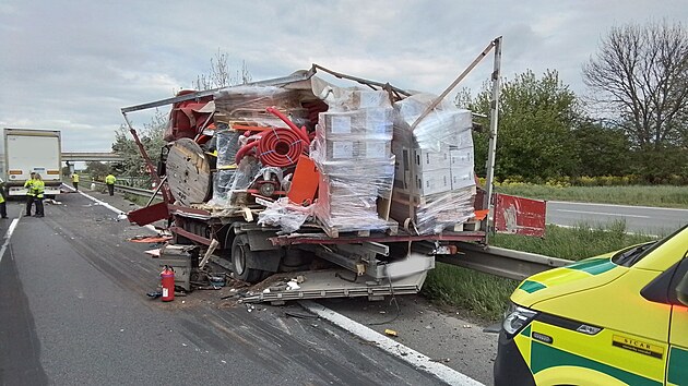 Dlnice D35 pobl Olomouce ve smru na Mohelnici uzavela nehoda kamionu a nkladnho vozu.