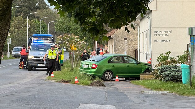 V Kosteln Lhot na Nymbursku vjel v nedli odpoledne idi osobnho auta na chodnk, kde srazil tyi chodce. (5. kvtna 2024)
