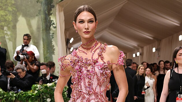 Karlie Klossov� v �atech bohat� zdoben�ch krystalky Swarovski