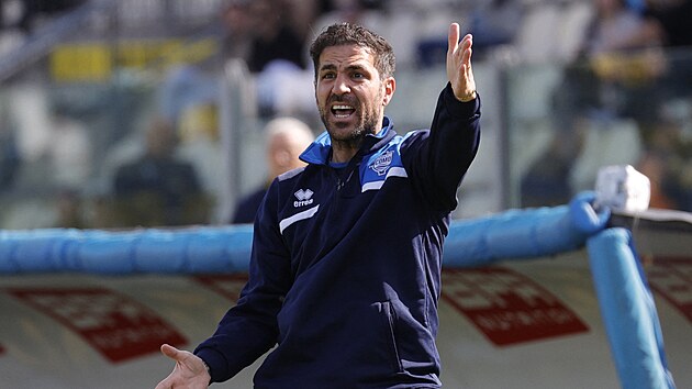 B�val� z�lo�n�k Cesc Fabregas v roli asistenta tren�ra italsk�ho klubu Como.