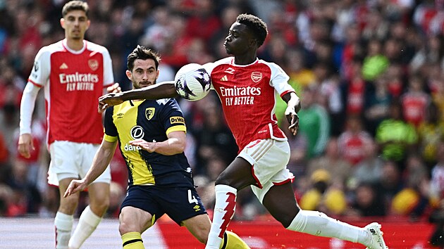 Bukayo Saka (vpravo) z Arsenalu si zpracov�v� m�� v utk�n� s Bournemouthem.