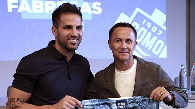 Cesc Fabregas (vlevo) je p�edstaven� jako nov� posila italsk�ho klubu Como....
