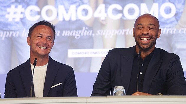 Thierry Henry (vpravo) a Dennis Wise na tiskov konferenci k pleitosti...