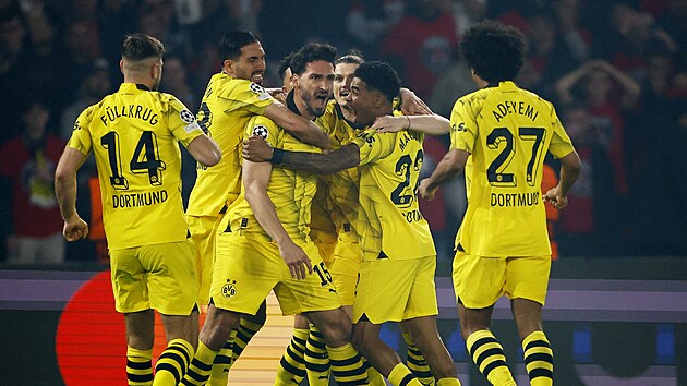Fotbalisté Dortmundu se radují z úvodního gólu do sít PSG, obstaral ho Mats...