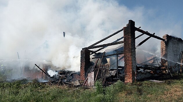 Kvli plen vtv chytla lepenka na hospodsk sti domu v Barchov na Krlovhradecku. (30. dubna 2024)