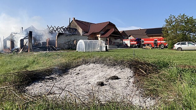 Kvli plen vtv chytla lepenka na hospodsk sti domu v Barchov na Krlovhradecku. (30. dubna 2024)