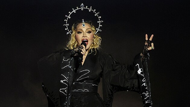 Madonna v rmci turn Celebration vystoupila na brazilsk pli Copacabana. Na koncert pilo odhadem 1,6 milionu lid. (4. kvtna 2024)