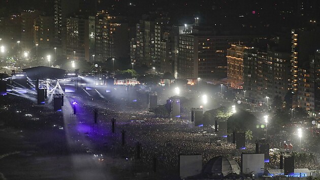 Madonna v rmci turn Celebration vystoupila na brazilsk pli Copacabana. Na koncert pilo odhadem 1,6 milionu lid. (4. kvtna 2024)