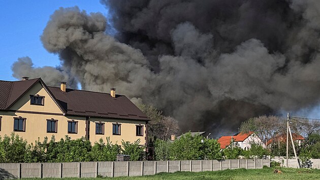 Ruské dronové útoky v ukrajinském Charkově zapálily několik budov. (4. května 2024)