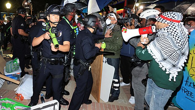 Na Kalifornsk univerzit v Los Angeles (UCLA) eskalovaly demonstrace pznivc Palestiny. Policie na mst zatk a likviduje barikdy. (2. kvtna 2024)