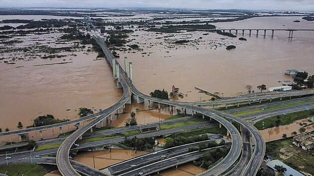 V brazilskm stt Rio Grande do Sul povodn zaplavily dlnice. (3. kvtna 2024)