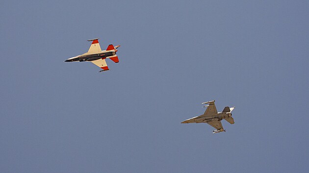 Americk f letectva Frank Kendall letl experimentln sthakou F-16 (na snmku vlevo), kterou dila uml inteligence. (2. kvtna 2024)