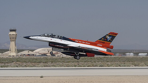 Americk f letectva Frank Kendall letl experimentln sthakou F-16, kterou...