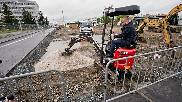 Za��tek v�stavby parkovac�ho domu u Slovansk� aleje v Plzni na Slovanech. Na sn�mku prim�tor Plzn� Roman Zarzyck�. (7. kv�tna 2024)