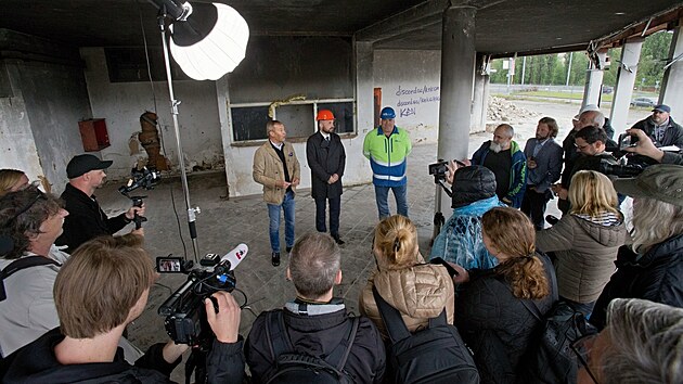 Zaalo bourn ern stavby firmy Carimex pezdvan Sklenn peklo v Plzni na Letn. Na snmku developer Ivan Hlavek, primtor msta Plzn Roman Zarzyck a spolumajitel stavebn firmy APB Petr Bezina (zleva). (7. kvtna 2024)