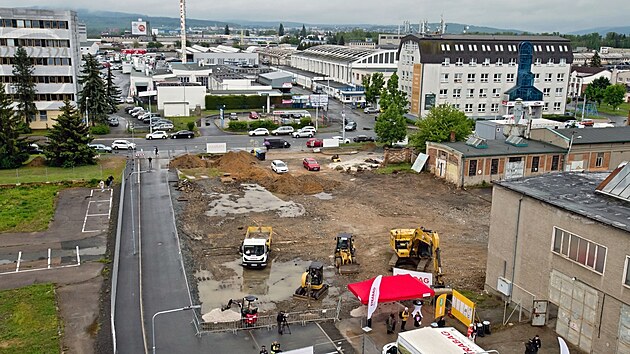 Za��tek v�stavby parkovac�ho domu u Slovansk� aleje v Plzni na Slovanech. (7. kv�tna 2024)