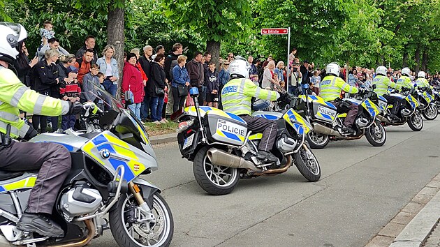Policejní ukázka obratnosti motorky na malém prostoru.