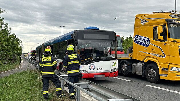 V Chuchli se stetl autobus s osobnm vozem (6. kvtna 2024)