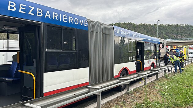 V Chuchli se stetl autobus s osobnm vozem (6. kvtna 2024)