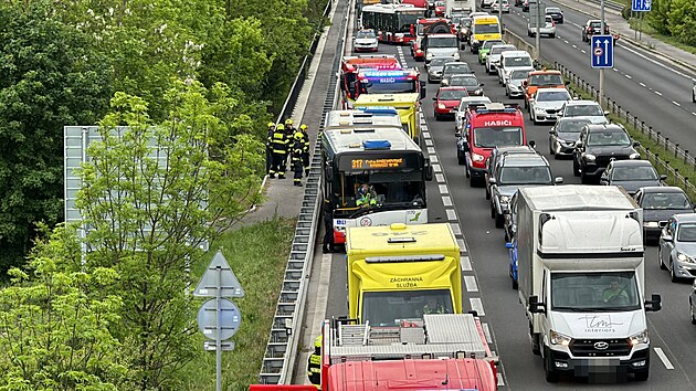 V Chuchli se stetl autobus s osobnm vozem (6. kvtna 2024)