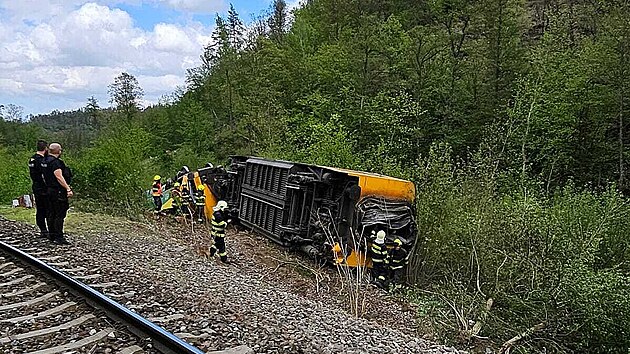 Na eleznin trati mezi obcemi isovice a Mchenice vykolejil osobn vlak bez cestujcch. (2. kvtna 2024)