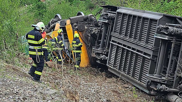 Na eleznin trati mezi obcemi isovice a Mchenice vykolejil osobn vlak bez cestujcch. (2. kvtna 2024)