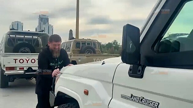 Kadyrov vyvrac mty o svm zdrav. Ukzal, jak tla auto