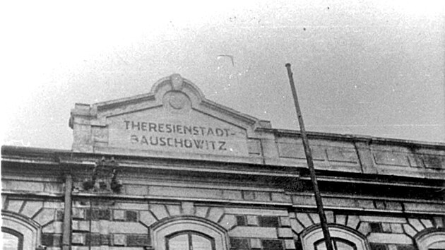Stanice Bohu�ovice nad Oh�� se p�vodn� jmenovala Terez�n-Bohu�ovice nad Oh��. N�meck� starosta Bohu�ovic po vzniku ghetta proti n�zvu protestoval, aby �jeho m�sto� nebylo spojov�no s ��idovsk�m Terez�nem�.