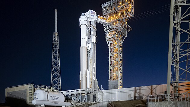 Raketa Atlas V spole�nosti United Launch Alliance s vesm�rnou lod� Starliner spole�nosti Boeing p�ed testovac�m letem s pos�dkou