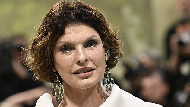 Linda Evangelista na Met Gala v New Yorku (6. kvtna 2024)