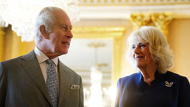 Krl Karel III. a krlovna Camilla v Buckinghamskm palci (1. kvtna 2024)