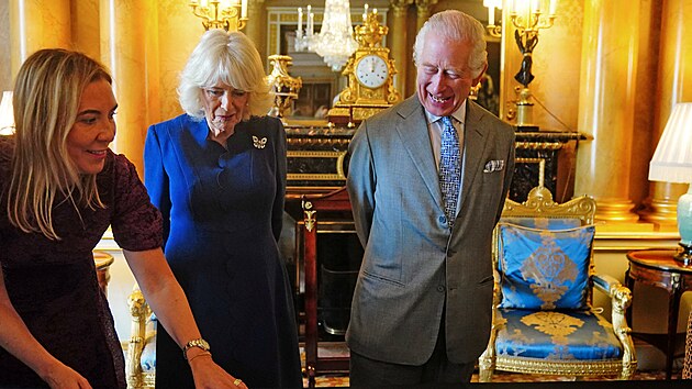 Krlovna Camilla a krl Karel III. pi prohldce svho korunovanho svitku v Buckinghamskm palci (1. kvtna 2024)