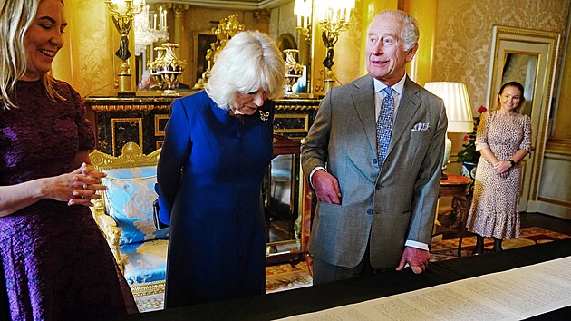 Krlovna Camilla a krl Karel III. pi prohldce svho korunovanho svitku v Buckinghamskm palci (1. kvtna 2024)