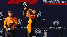 Britský pilot Lando Norris z McLarenu si pipíjí na triumf ve Velké cen Miami.