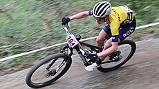 Bikerka Adéla Holubová na trati závodu eského poháru v cross country horských...