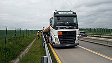 Nehoda cisterny s argonem na 70.km D11 u N.Msta uzavela smr z Prahy na...