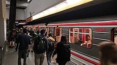 Situace ve stanici praského metra Smíchovské nádraí poté, co byl zastaven...