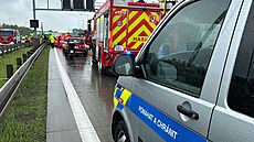 Pratí policisté spolu s hasii a záchranái zasahují u havárie nákladního...